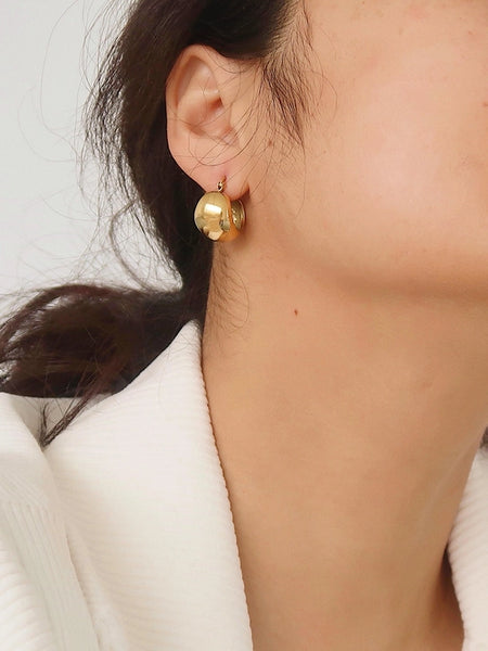 Amélie 18K Classic Round Huggie Earrings