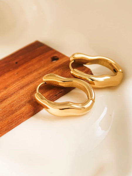 Darcy 18K Gold Oval Hoop Earring