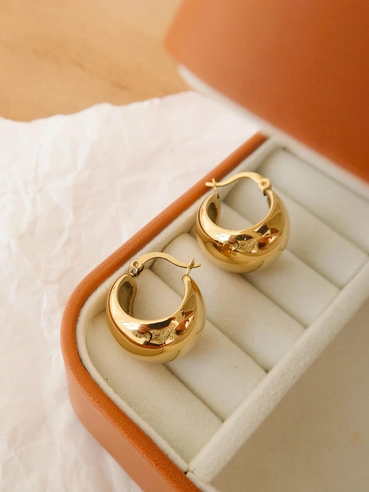 Amélie 18K Classic Round Huggie Earrings